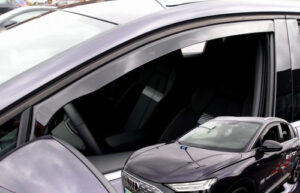 ΑΝΕΜΟΘΡΑΥΣΤΕΣ ΓΙΑ AUDI Q4 E-TRON 5D 2021+ ΑΥΤΟΚΙΝΗΤΟΥ ΑΠΟ ΕΥΚΑΜΠΤΟ ΦΙΜΕ ΠΛΑΣΤΙΚΟ HEKO - 2 ΤΕΜ.
