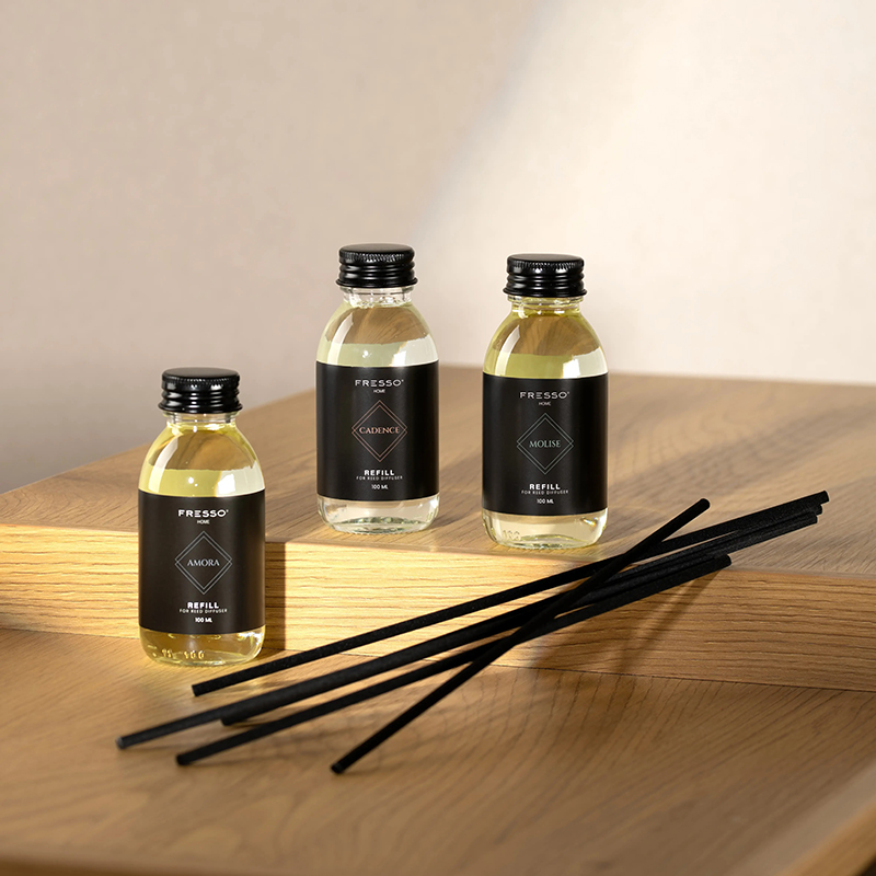 Εικόνα 4 από 4 — Fresso – Κιτ Αναπλήρωσης με Άρωμα Cadence 100 ml Premium Home Refill Kit και 6 Μαύρα Στικ από Fiberglass για Αρωματικό Χώρου Reed Diffuser – 1 Τεμ. (390037/FRE)