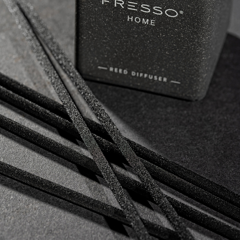 Εικόνα 3 από 4 — Fresso – Κιτ Αναπλήρωσης με Άρωμα Amora 100 ml Premium Home Refill Kit και 6 Μαύρα Στικ από Fiberglass για Αρωματικό Χώρου Reed Diffuser – 1 Τεμ. (390051/FRE)