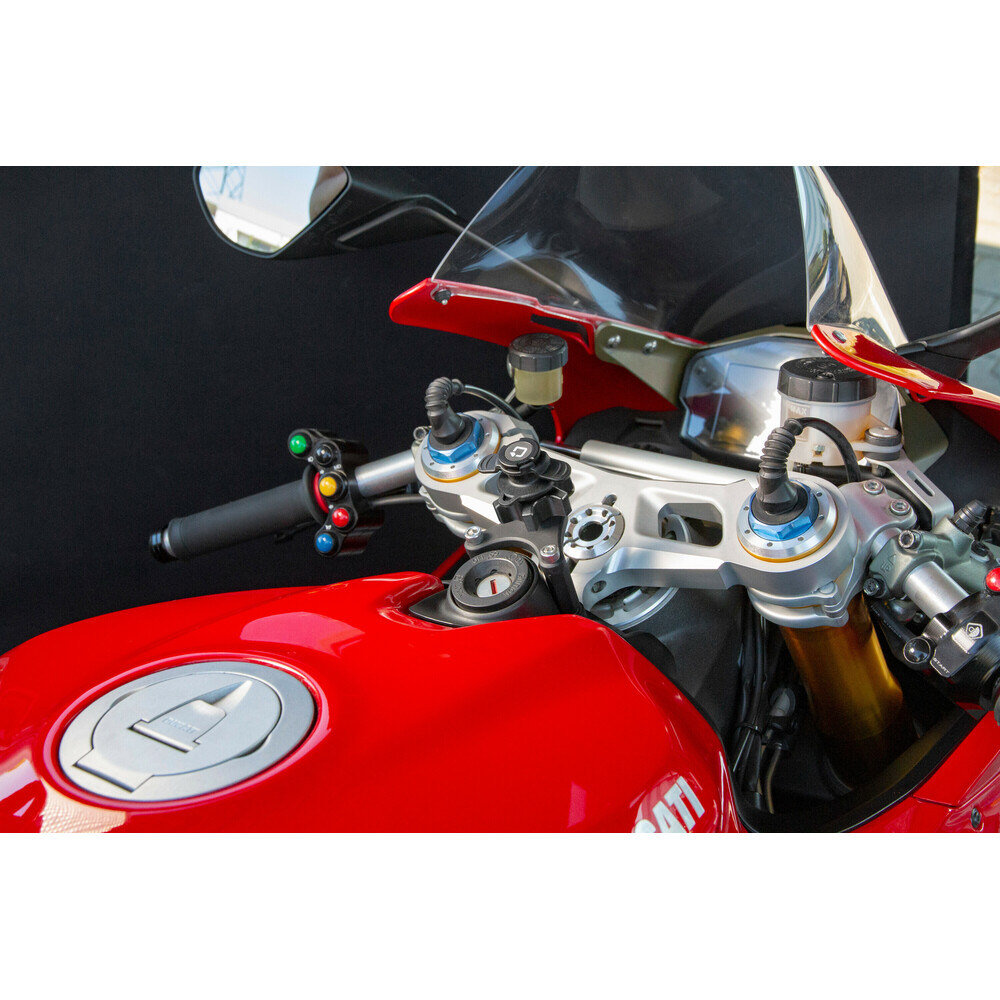 Εικόνα 4 από 17 — Βάση Στήριξης Κινητού Panigale της σειράς Titan Optiline για τις Βίδες στην Μίζα στο Τιμόνι Μηχανής Panigale 899, 959, V2, 1199, 1299, V4 με σύστημα Duolock, συμβατή με Θήκες ή Αντάπτορες Κινητού Optiline