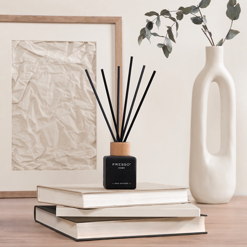 Εικόνα 4 από 12 — Fresso – Αρωματικό Χώρου με Στικ Amora 100 ml Premium Home Reed Diffuser με FlowScent, Μαύρο Γυάλινο Μπουκάλι και Μαύρα Στικ από Fiberglass – 1 Τεμ. (390013/FRE)