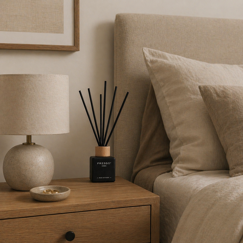Εικόνα 5 από 12 — Fresso – Αρωματικό Χώρου με Στικ Amora 100 ml Premium Home Reed Diffuser με FlowScent, Μαύρο Γυάλινο Μπουκάλι και Μαύρα Στικ από Fiberglass – 1 Τεμ. (390013/FRE)