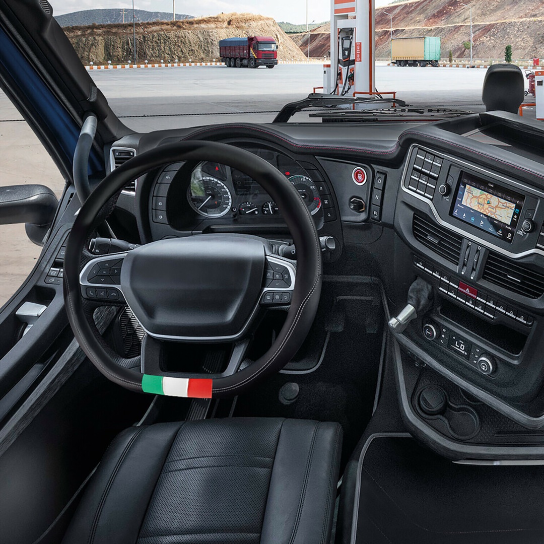Εικόνα 2 από 4 — IVECO S-WAY 10/2019>/SCANIA R/S SERIE 7 11/2016> ΚΑΛΥΜΜΑ ΤΙΜΟΝΙΟΥ CLUB ΜΑΥΡΟ-ΣΗΜΑΙΑ ΙΤΑΛΙΑΣ/ΚΟΦΤΟ