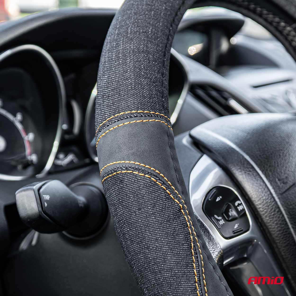 Εικόνα 4 από 5 — Amio – ΚΑΛΥΜΜΑ ΤΙΜΟΝΙΟΥ ΜΑΥΡΟ ΤΖΙΝ/DENIM (M) 37-39cm SWC-52-M ΜΕ ΜΑΥΡΕΣ & ΚΙΤΡΙΝΕΣ ΡΑΦΕΣ – 1 Τεμ. (03565/AM)