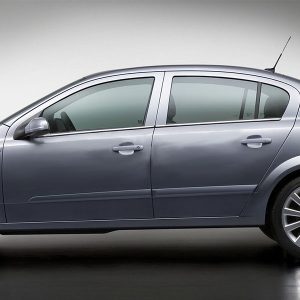 TRIM ΠΑΡΑΘΥΡΩΝ ΑΥΤΟΚΟΛΛΗΤΑ ΧΡΩΜΙΟΥ 4ΤΕΜ. ΓΙΑ OPEL ASTRA H 4D 2004+