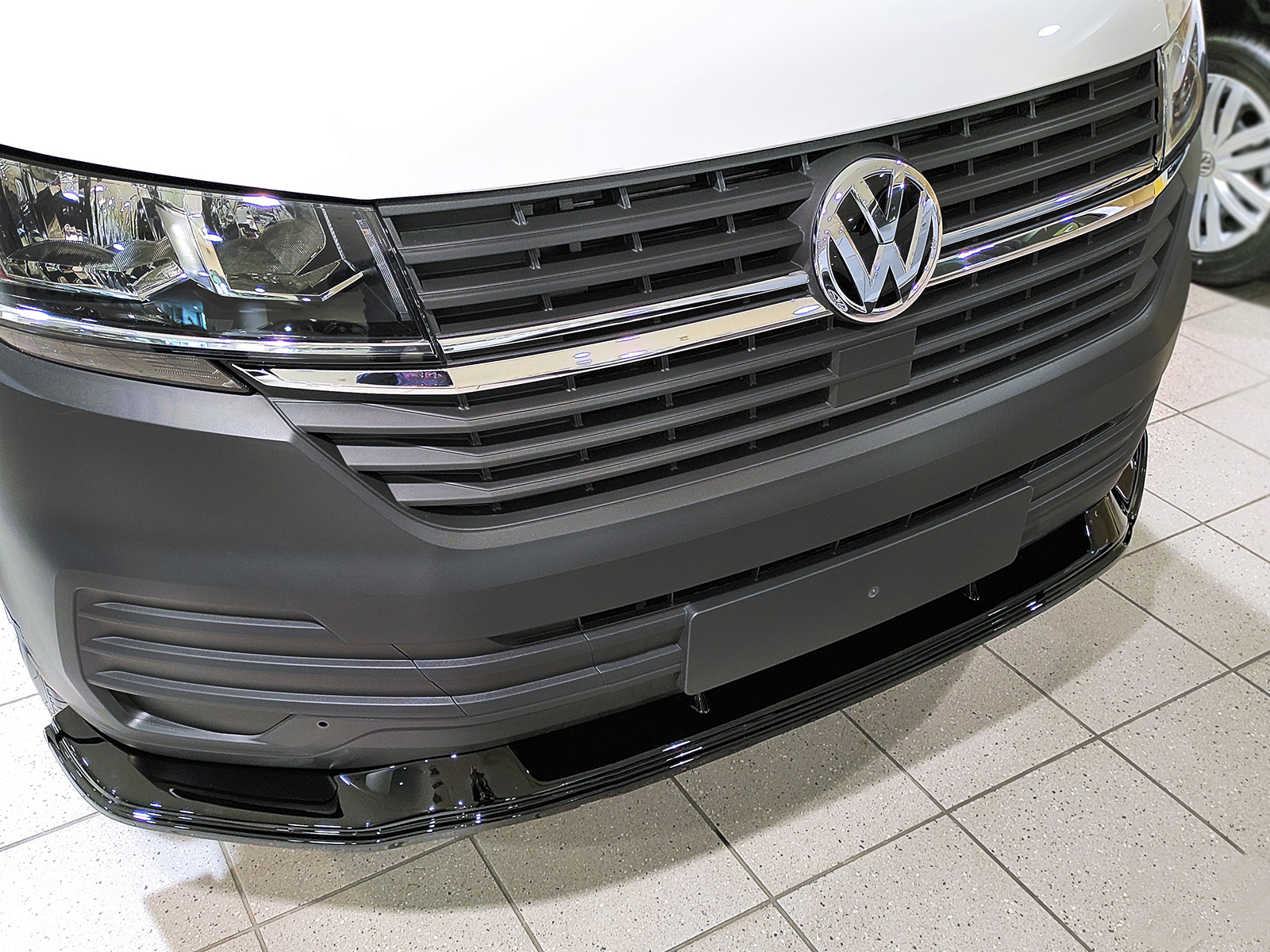 Εικόνα 3 από 5 — Motordrome – Εμπρός Σπλίτερ V.1 για Volkswagen T6.1 Standard Bumper – 1 Τεμ.  (K168-001)