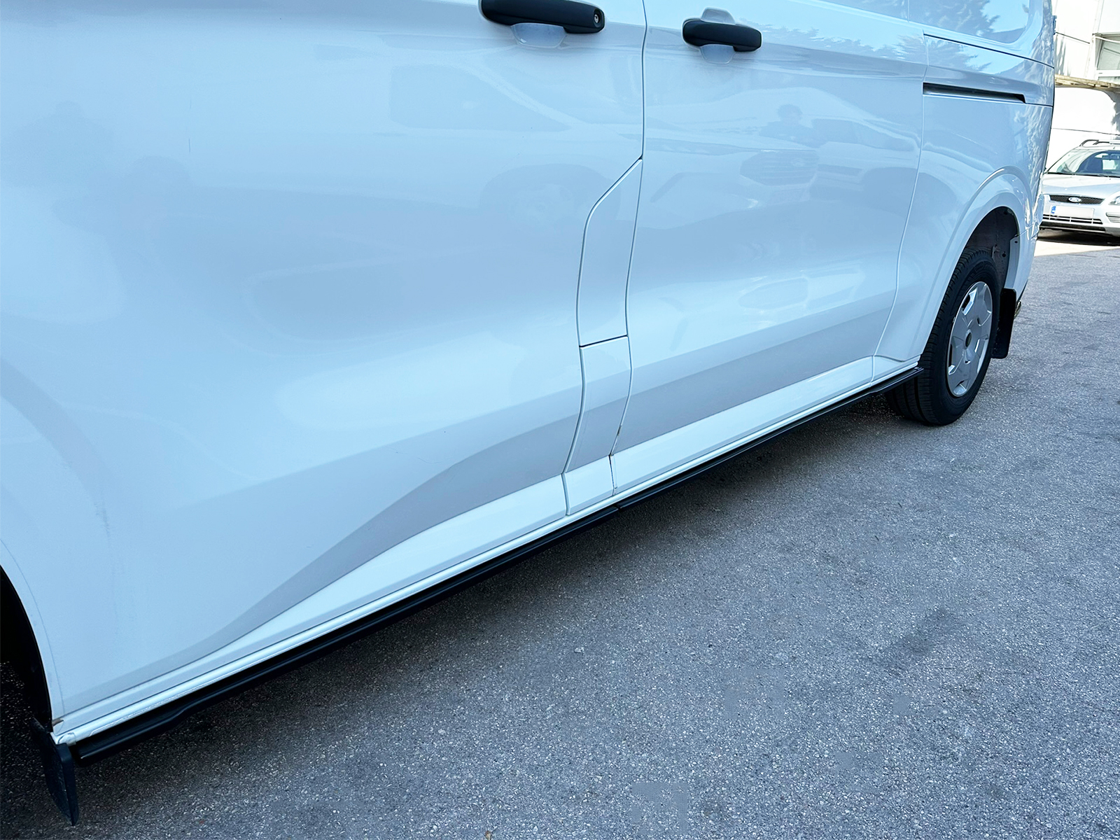 Εικόνα 3 από 6 — Motordrome – Επιπρόσθετα Μαρσπιέ Μακριά για Ford Transit Custom / Tourneo Mk2 / Volkswagen T7 – 1 Σετ. (K200-002)