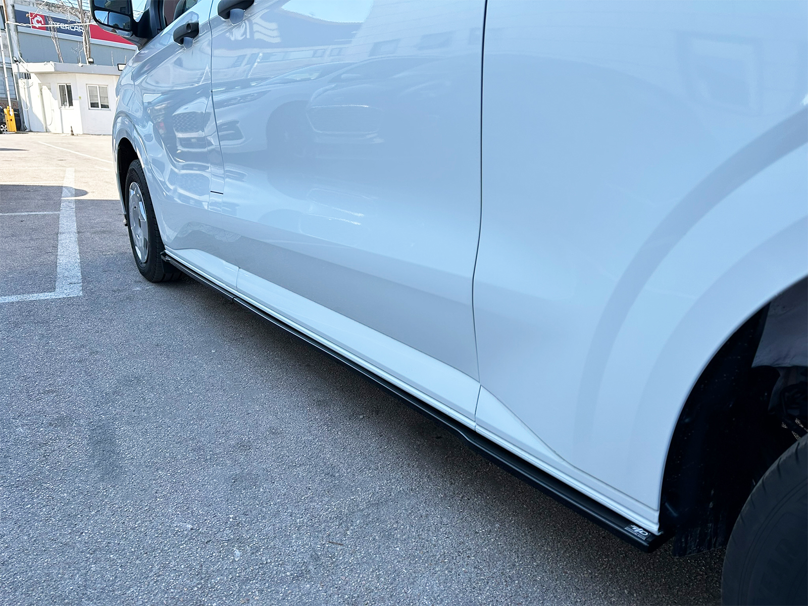 Εικόνα 5 από 6 — Motordrome – Επιπρόσθετα Μαρσπιέ Μακριά για Ford Transit Custom / Tourneo Mk2 / Volkswagen T7 – 1 Σετ. (K200-002)