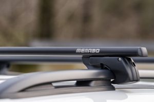 Menabo - Μπάρες Οροφής Αλουμινίου SHERMAN XL BLACK 135 cm σε Μαύρο Χρώμα για Alfa Romeo 159 Sportwagon 2006-2013 5πορτο Station Wagon με Raised Rails - 2 τεμ. (12290/MB)