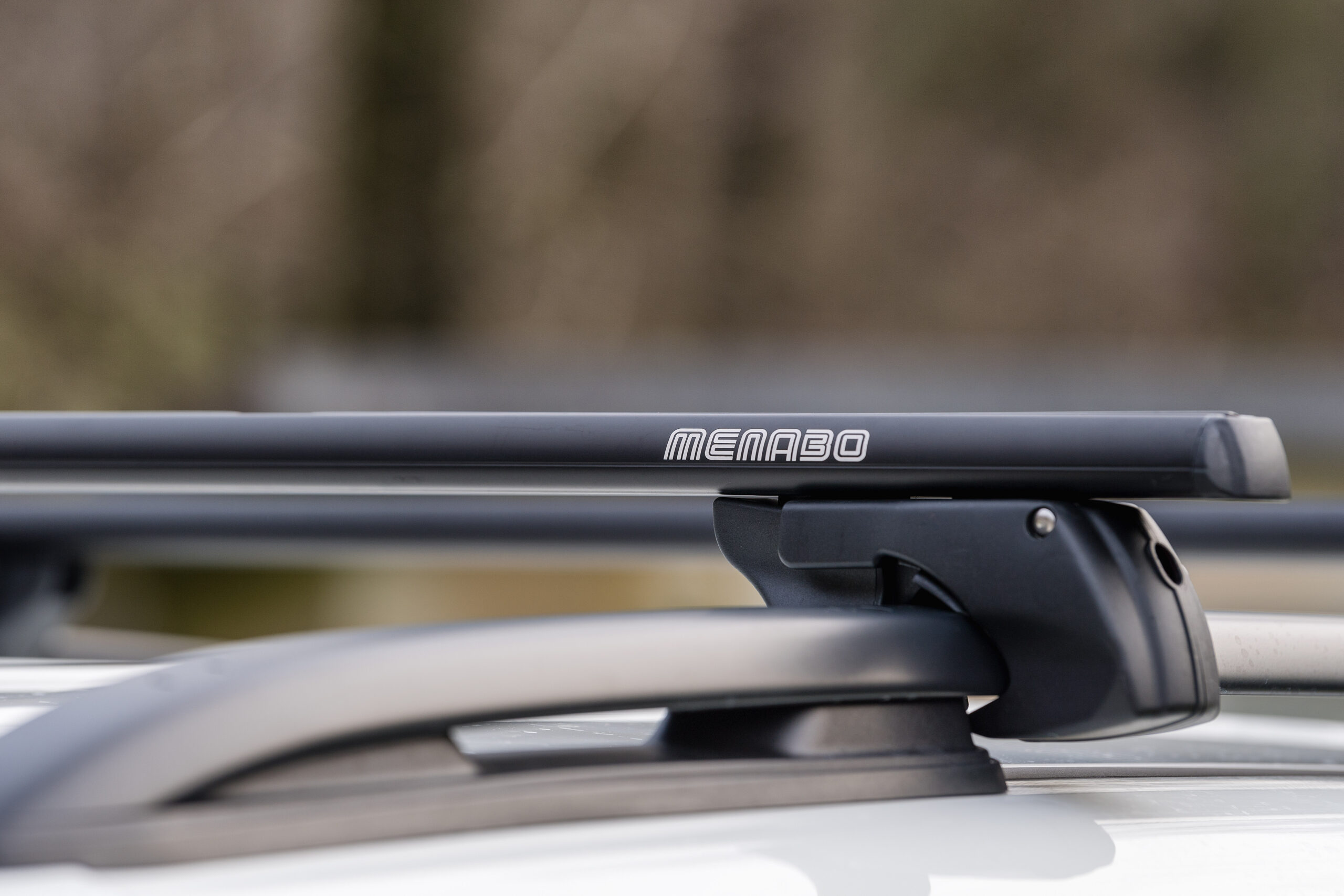 Εικόνα 1 από 8 — MENABO ΜΠΑΡΕΣ ΟΡΟΦΗΣ ΑΛΟΥΜΙΝΙΟΥ SHERMAN XL BLACK 135 cm ΣΕ ΜΑΥΡΟ ΧΡΩΜΑ ΓΙΑ Cadillac SRX 5 doors 2010> ΜΕ RAISED RAILS (Παράλληλες Μπάρες με Κενό) – 2 ΤΕΜ. (12290/MB)