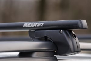 MENABO ΜΠΑΡΕΣ ΟΡΟΦΗΣ ΑΛΟΥΜΙΝΙΟΥ SHERMAN BLACK 120 cm ΣΕ ΜΑΥΡΟ ΧΡΩΜΑ ΓΙΑ Renault 4 E-Tech 5 doors 2024> ΜΕ RAISED RAILS (Παράλληλες Μπάρες με Κενό) - 2 ΤΕΜ. (12280/MB)