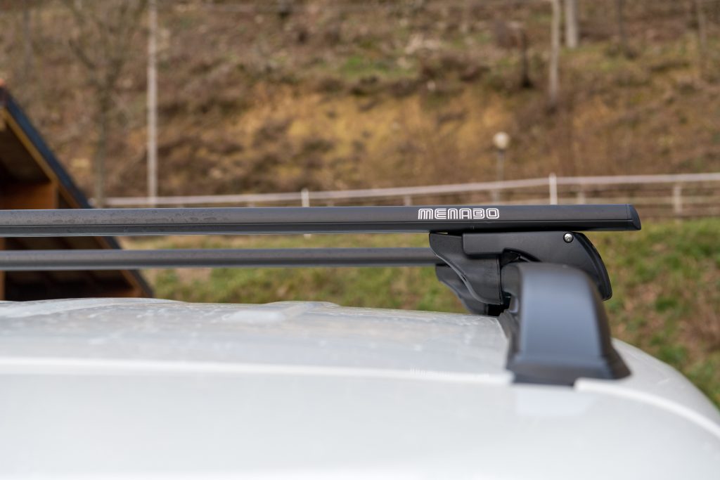 Εικόνα 5 από 8 — MENABO ΜΠΑΡΕΣ ΟΡΟΦΗΣ ΑΛΟΥΜΙΝΙΟΥ SHERMAN XL BLACK 135 cm ΣΕ ΜΑΥΡΟ ΧΡΩΜΑ ΓΙΑ Cadillac SRX 5 doors 2010> ΜΕ RAISED RAILS (Παράλληλες Μπάρες με Κενό) – 2 ΤΕΜ. (12290/MB)