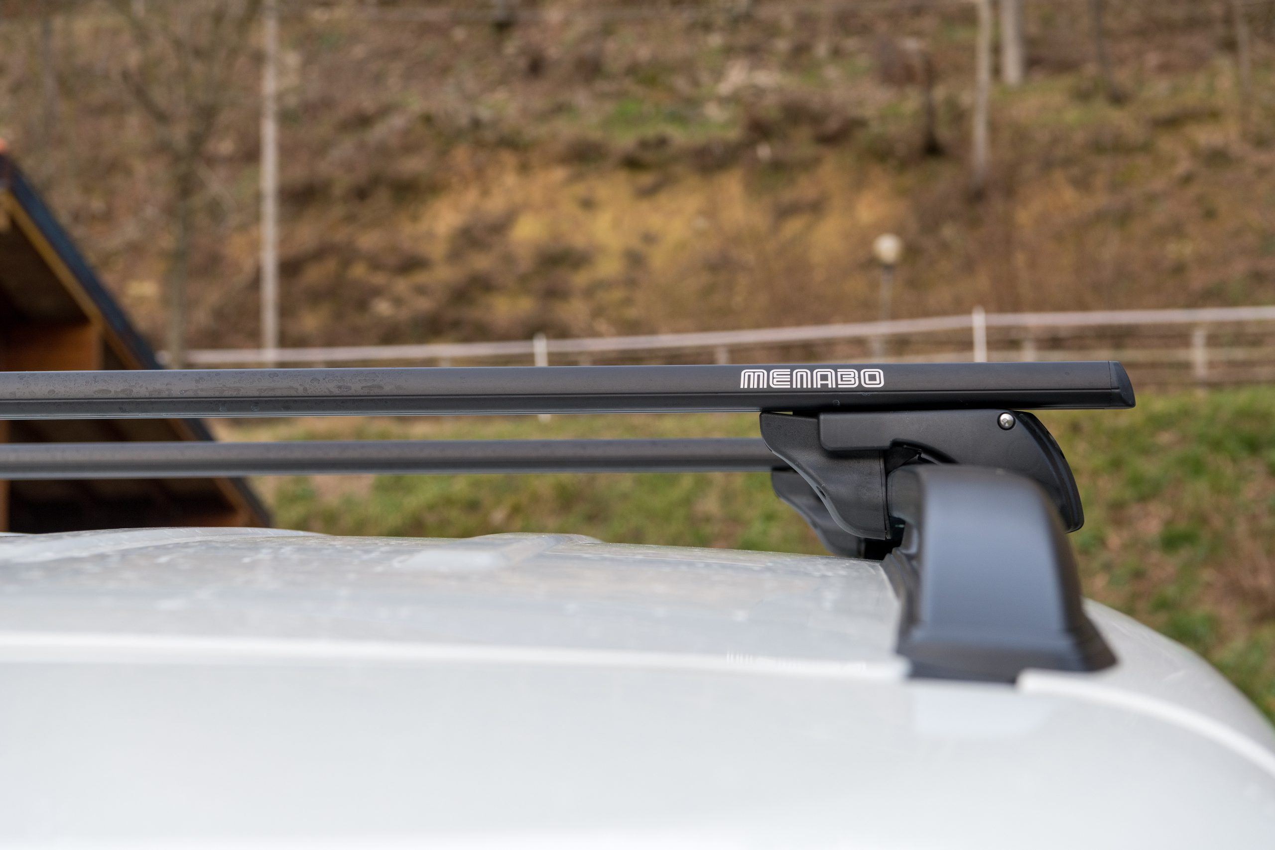 Εικόνα 5 από 8 — MENABO ΜΠΑΡΕΣ ΟΡΟΦΗΣ ΑΛΟΥΜΙΝΙΟΥ SHERMAN XL BLACK 135 cm ΣΕ ΜΑΥΡΟ ΧΡΩΜΑ ΓΙΑ Cadillac SRX 5 doors 2010> ΜΕ RAISED RAILS (Παράλληλες Μπάρες με Κενό) – 2 ΤΕΜ. (12290/MB)