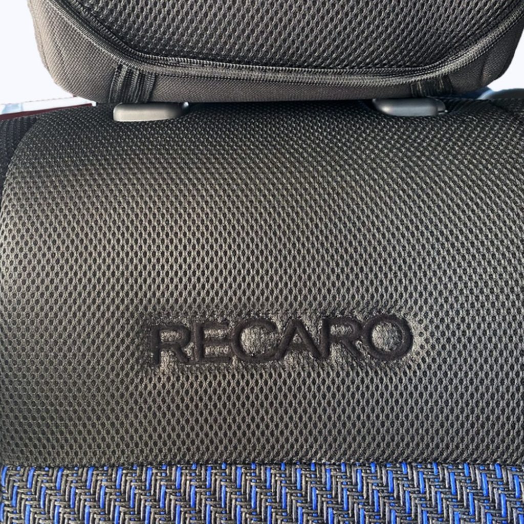 Εικόνα 3 από 4 — ΗΜΙΚΑΛΥΜΜΑΤΑ ΚΑΘΙΣΜΑΤΩΝ BUCKET RECARO ΜΑΥΡΟ/ΜΠΛΕ ΥΦΑΣΜΑ + 100% ΨΑΘΑ (ΧΟΡΤΟ) ΜΕ ΠΡΟΣΚΕΦΑΛΑ – 2 ΤΕΜ.