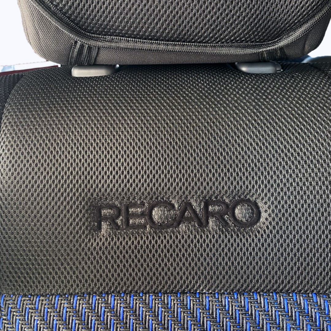 Εικόνα 3 από 4 — ΗΜΙΚΑΛΥΜΜΑΤΑ ΚΑΘΙΣΜΑΤΩΝ BUCKET RECARO ΜΑΥΡΟ/ΜΠΛΕ ΥΦΑΣΜΑ + 100% ΨΑΘΑ (ΧΟΡΤΟ) ΜΕ ΠΡΟΣΚΕΦΑΛΑ – 2 ΤΕΜ.