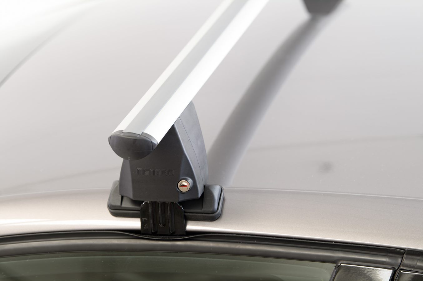 Εικόνα 4 από 9 — ΜΠΑΡΕΣ ΟΡΟΦΗΣ ΑΛΟΥΜΙΝΙΟΥ DELTA M SILVER 123 cm ROOF RACK ΣΕΤ ΣΕ ΑΣΗΜΙ ΧΡΩΜΑ ΜΕ ΠΡΟΣΤΑΤΕΥΤΙΚΑ ΚΑΠΑΚΙΑ ΑΚΡΩΝ ΓΙΑ ΑΠΛΗ ΟΡΟΦΗ MENABO – 2 ΤΕΜ.