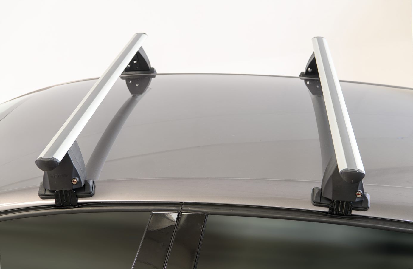 Εικόνα 6 από 9 — ΜΠΑΡΕΣ ΟΡΟΦΗΣ ΑΛΟΥΜΙΝΙΟΥ DELTA M SILVER 123 cm ROOF RACK ΣΕΤ ΣΕ ΑΣΗΜΙ ΧΡΩΜΑ ΜΕ ΠΡΟΣΤΑΤΕΥΤΙΚΑ ΚΑΠΑΚΙΑ ΑΚΡΩΝ ΓΙΑ ΑΠΛΗ ΟΡΟΦΗ MENABO – 2 ΤΕΜ.