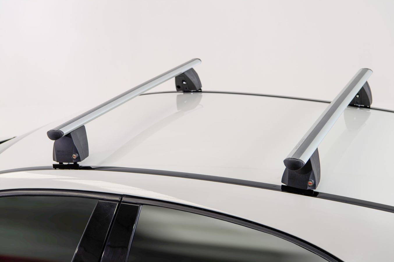 Εικόνα 7 από 9 — ΜΠΑΡΕΣ ΟΡΟΦΗΣ ΑΛΟΥΜΙΝΙΟΥ DELTA M SILVER 123 cm ROOF RACK ΣΕΤ ΣΕ ΑΣΗΜΙ ΧΡΩΜΑ ΜΕ ΠΡΟΣΤΑΤΕΥΤΙΚΑ ΚΑΠΑΚΙΑ ΑΚΡΩΝ ΓΙΑ ΑΠΛΗ ΟΡΟΦΗ MENABO – 2 ΤΕΜ.