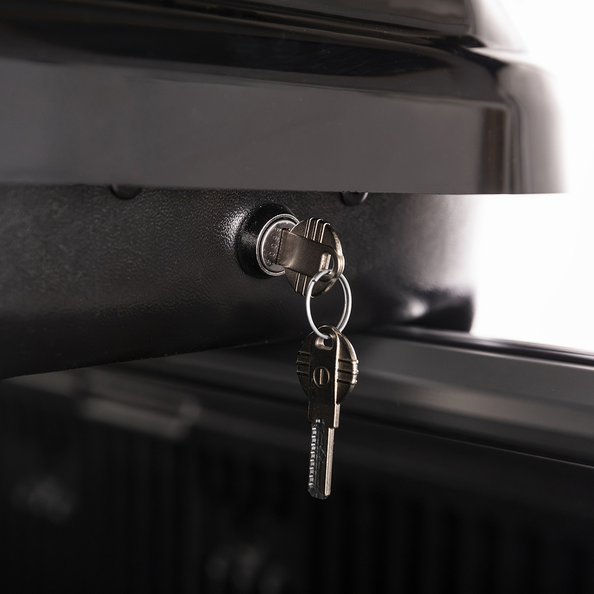 Εικόνα 7 από 16 — Menabo – Μπαγκαζιέρα Οροφής Diamond 450 Black σε Μαύρο Χρώμα με Γυαλιστερή Υφή – 1 τεμ. (8150/MB)